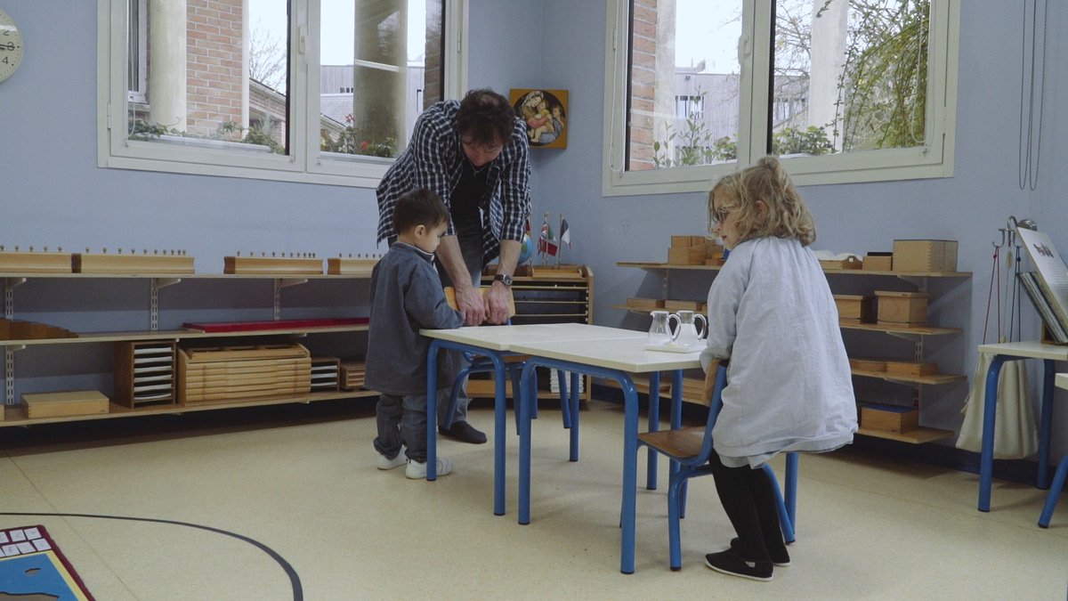 Comment porter une chaise  Le maître est l'enfant